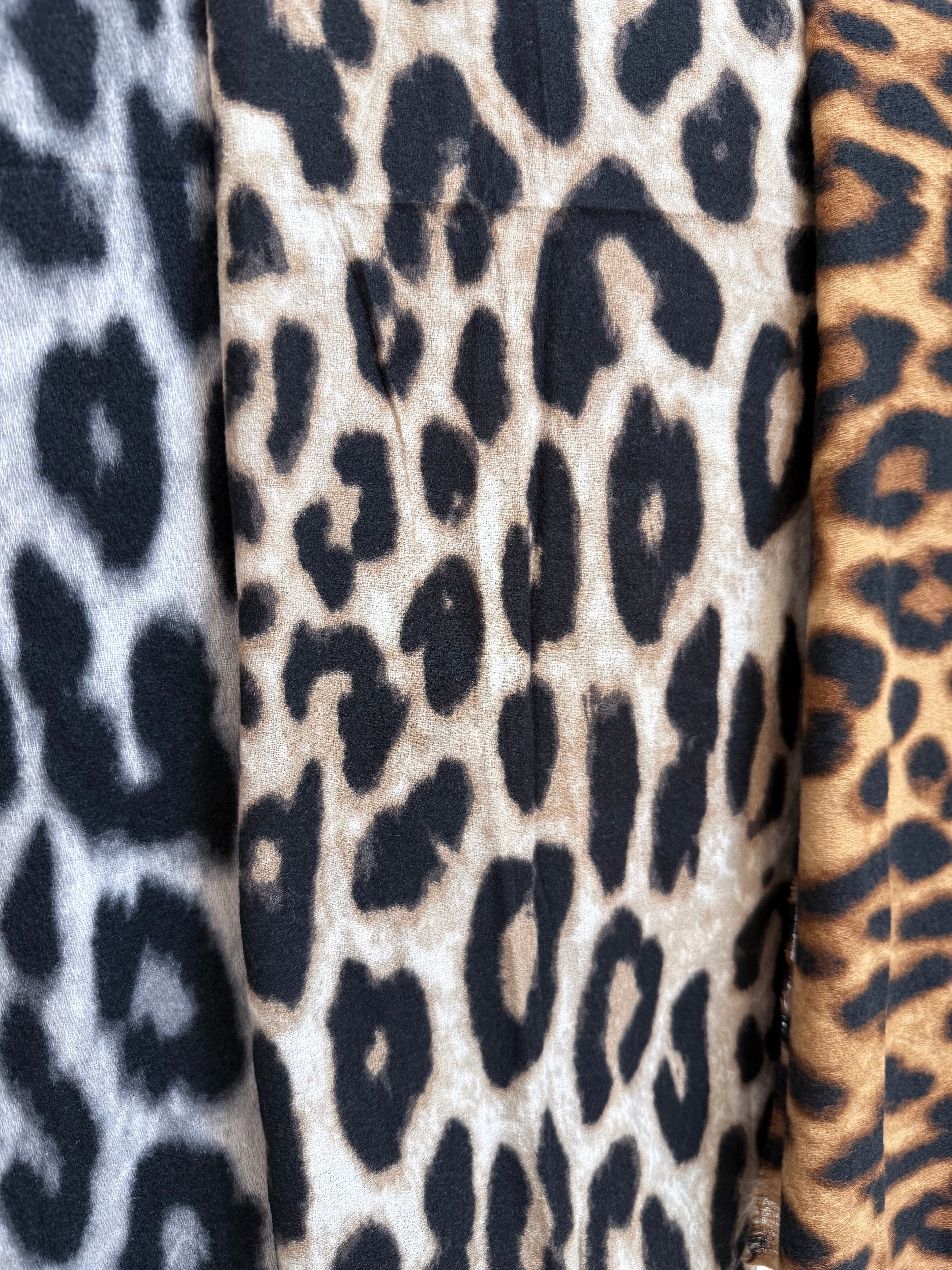 LEOYA - Schal mit Leo-Print