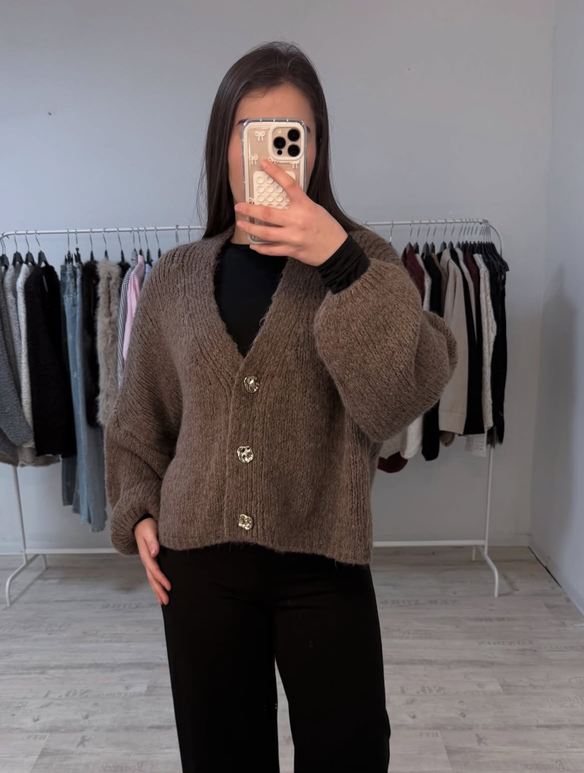 AMARA - Strickjacke mit 3 goldenen Knöpfen