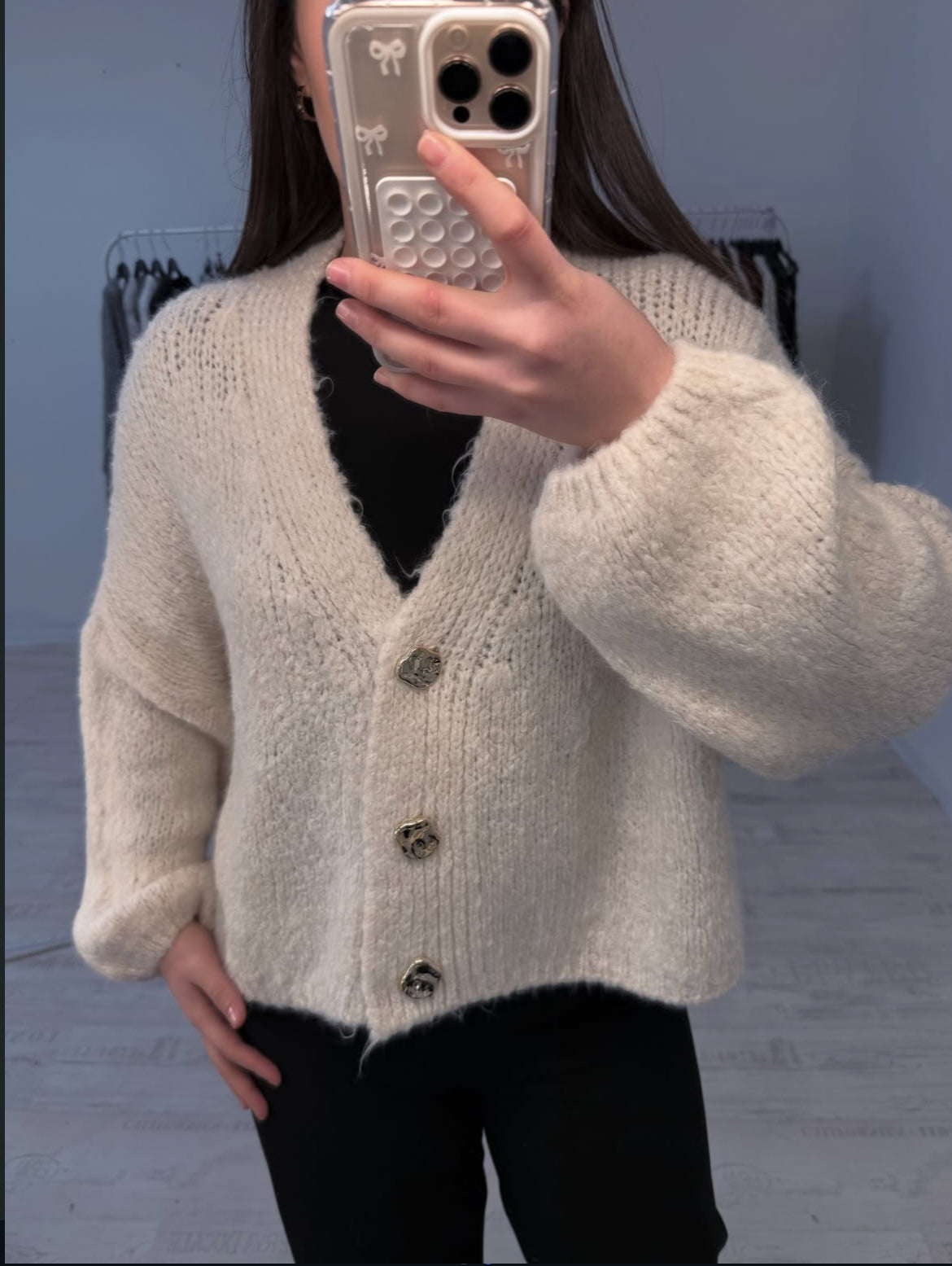 AMARA - Strickjacke mit 3 goldenen Knöpfen