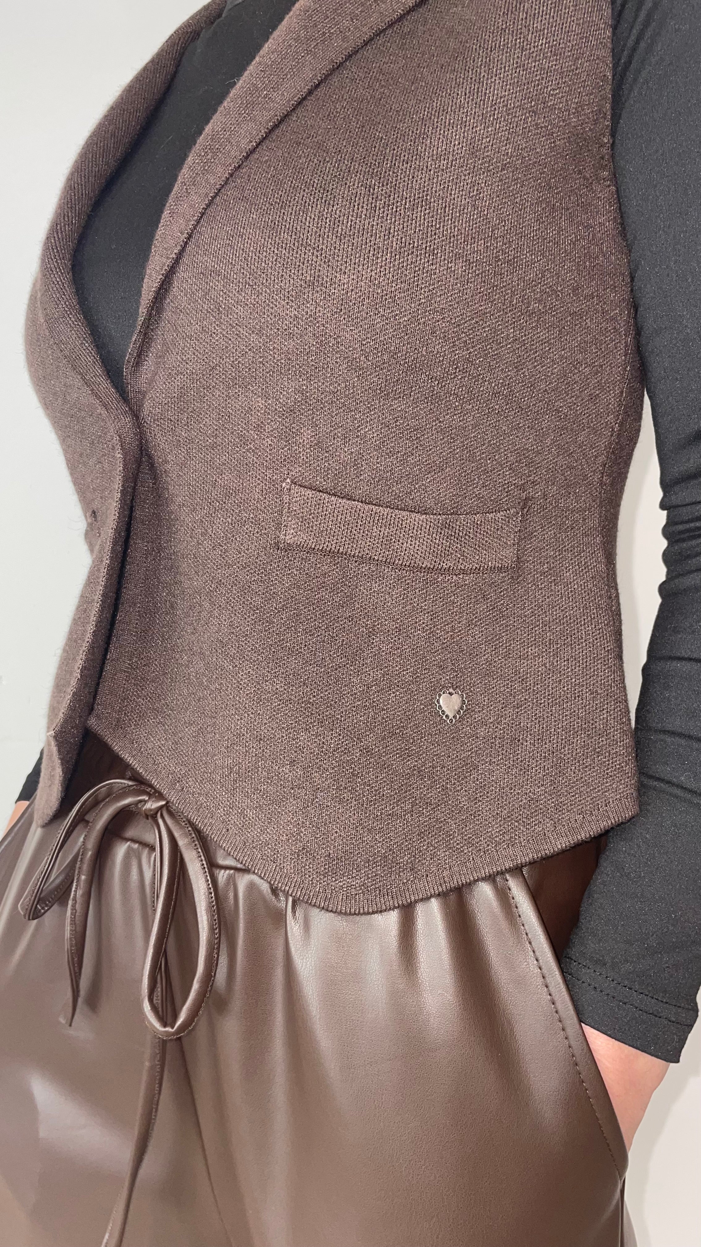 Elegante, taillierte Weste in Braun