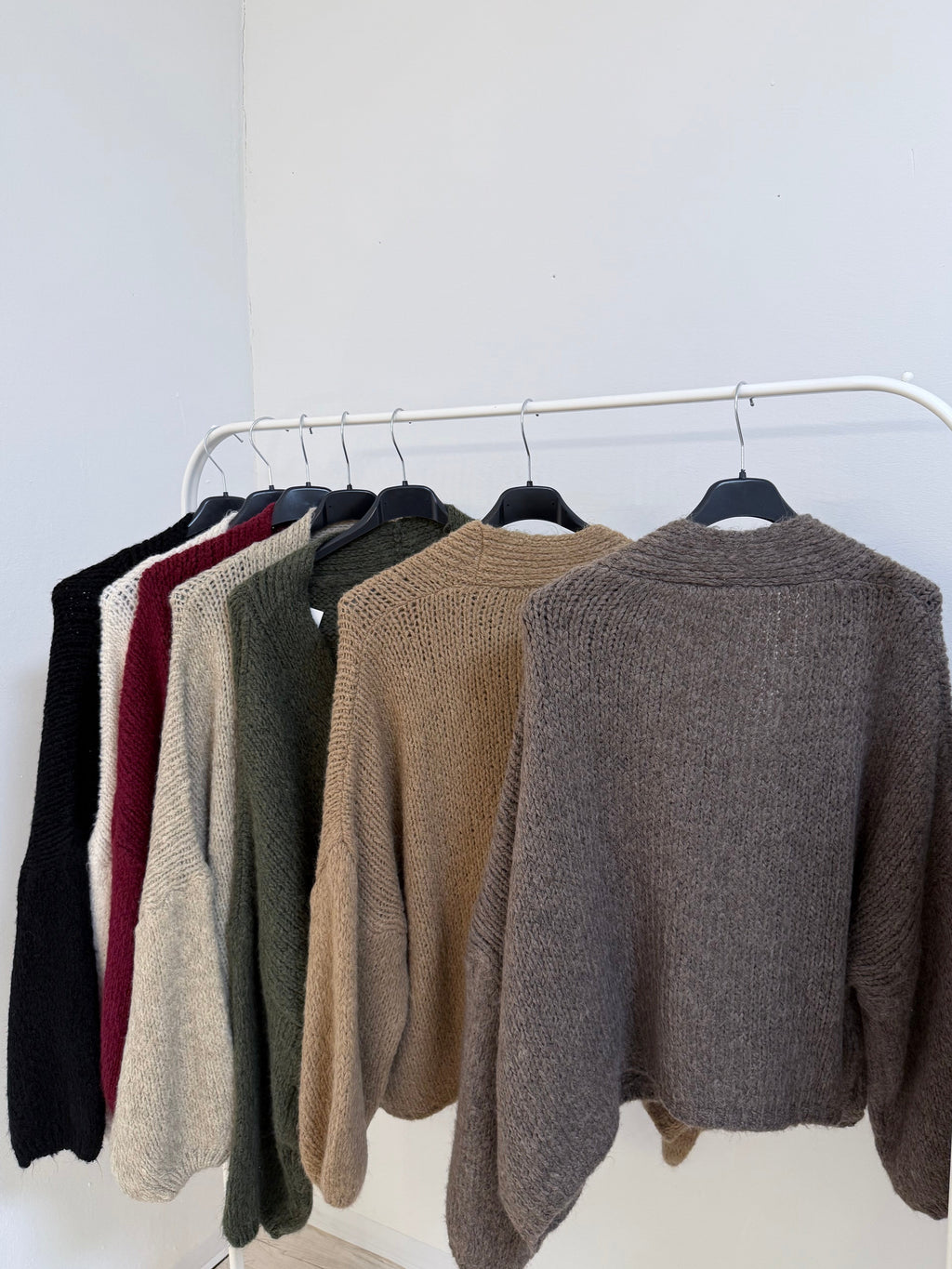 AMARA - Strickjacke mit 3 goldenen Knöpfen