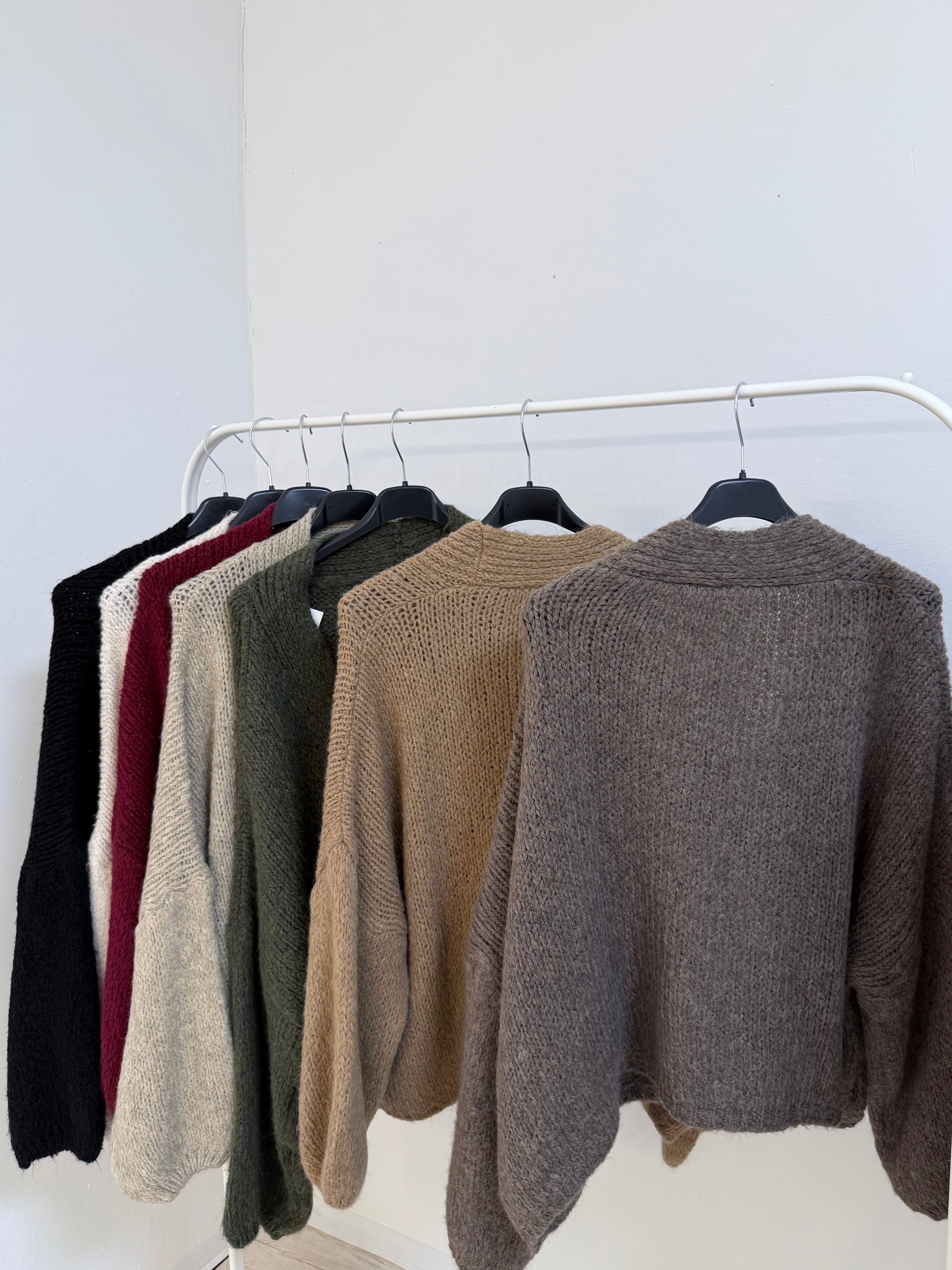 AMARA - Strickjacke mit 3 goldenen Knöpfen