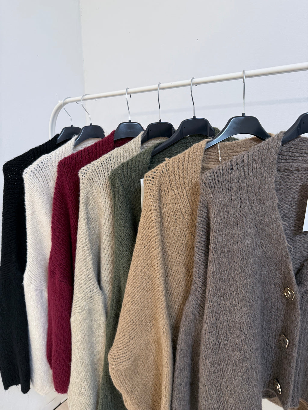 AMARA - Strickjacke mit 3 goldenen Knöpfen