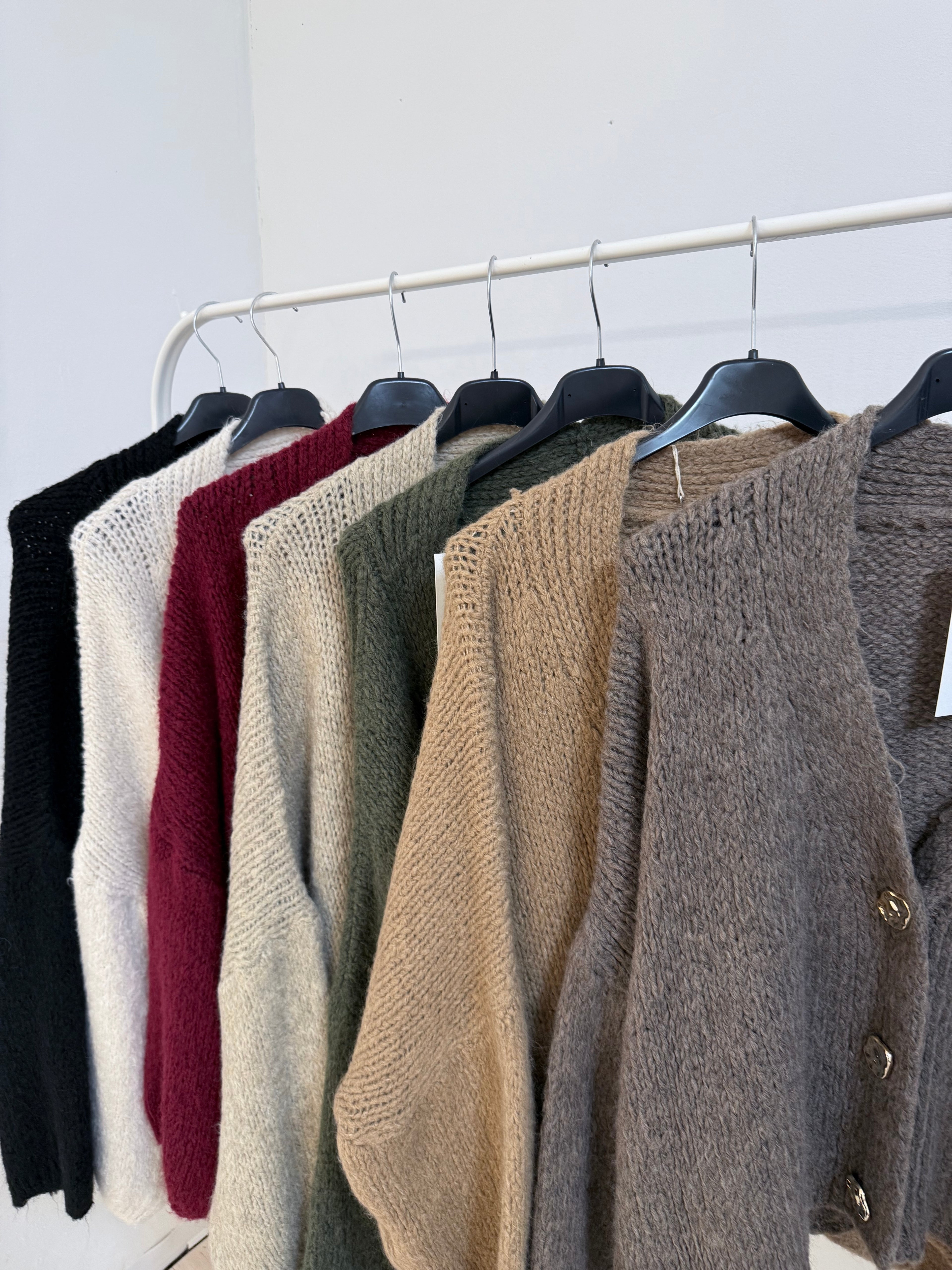 AMARA - Strickjacke mit 3 goldenen Knöpfen