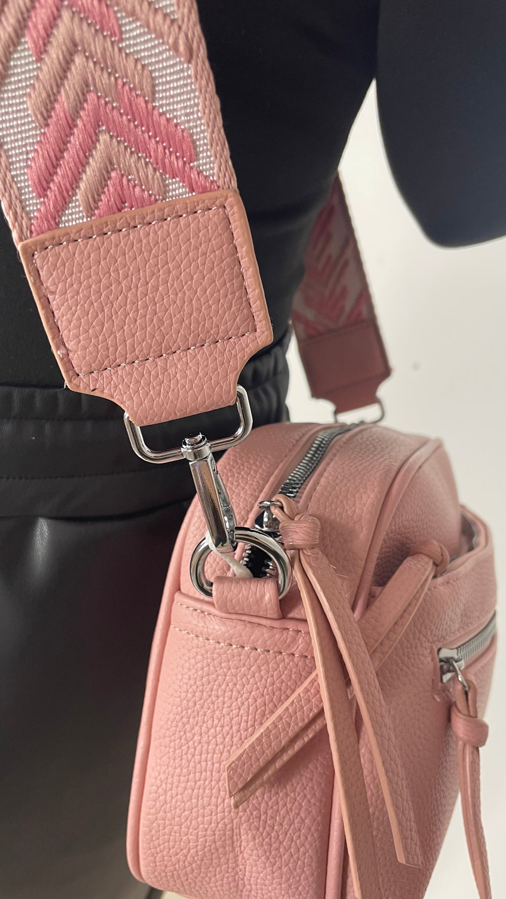 BLUSH BELLE - Umhängetasche mit breitem Gurt