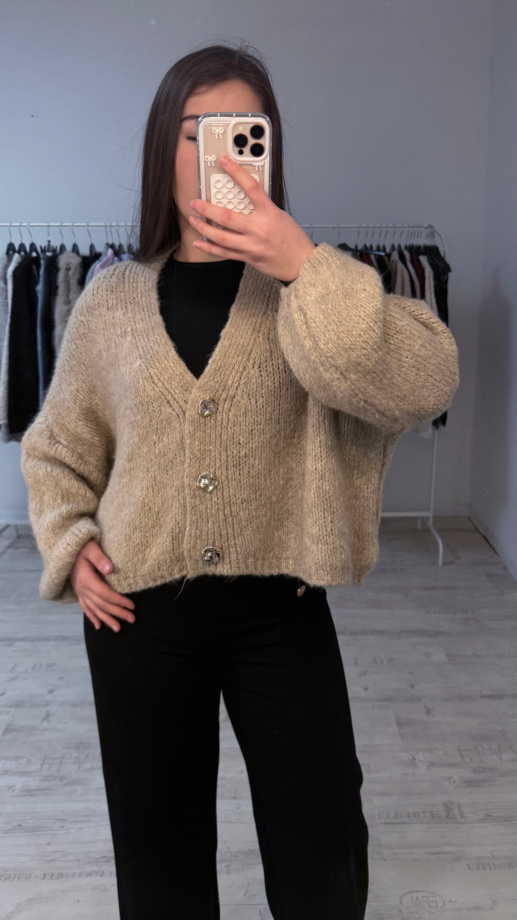 AMARA - Strickjacke mit 3 goldenen Knöpfen