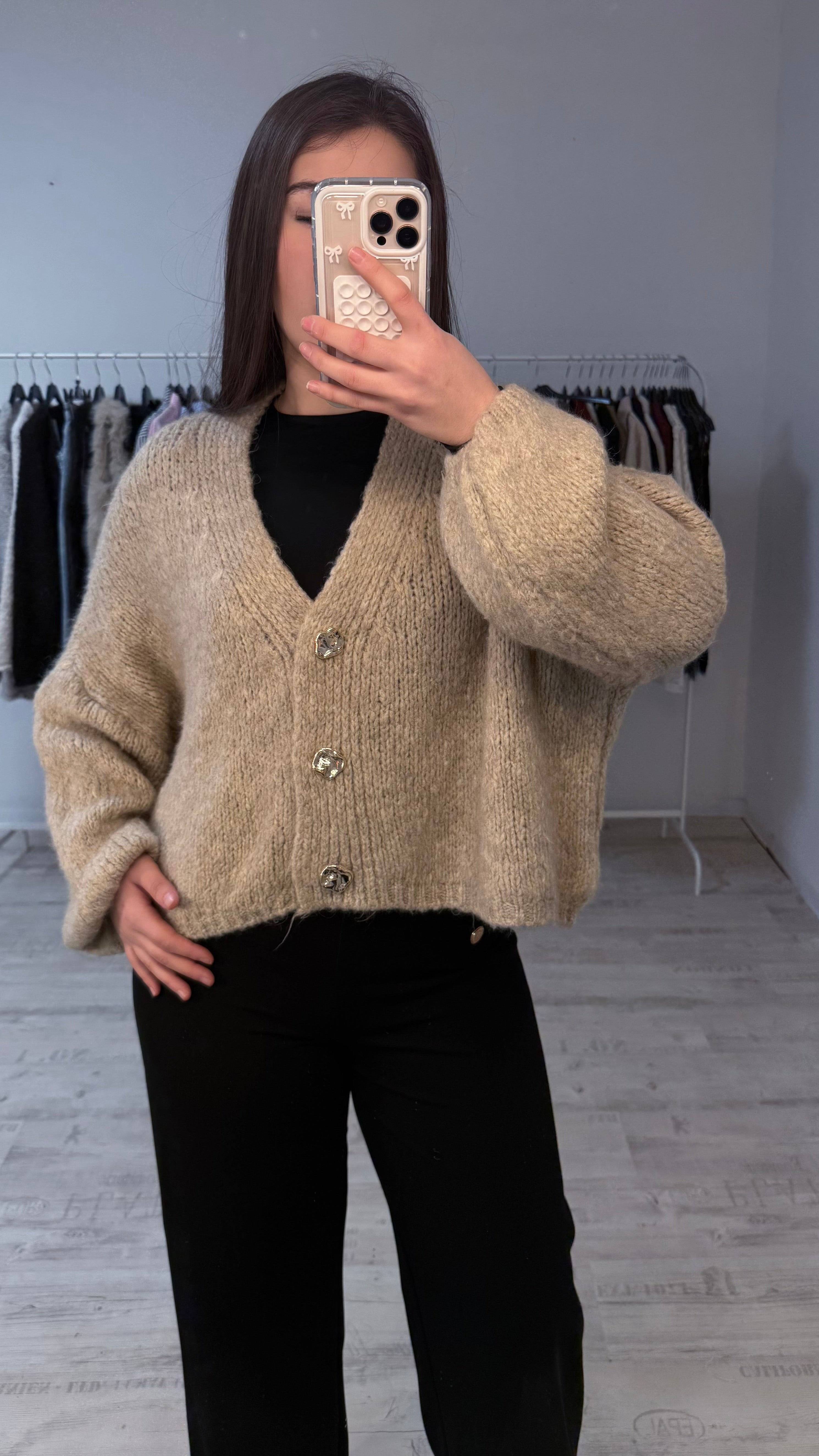 AMARA - Strickjacke mit 3 goldenen Knöpfen