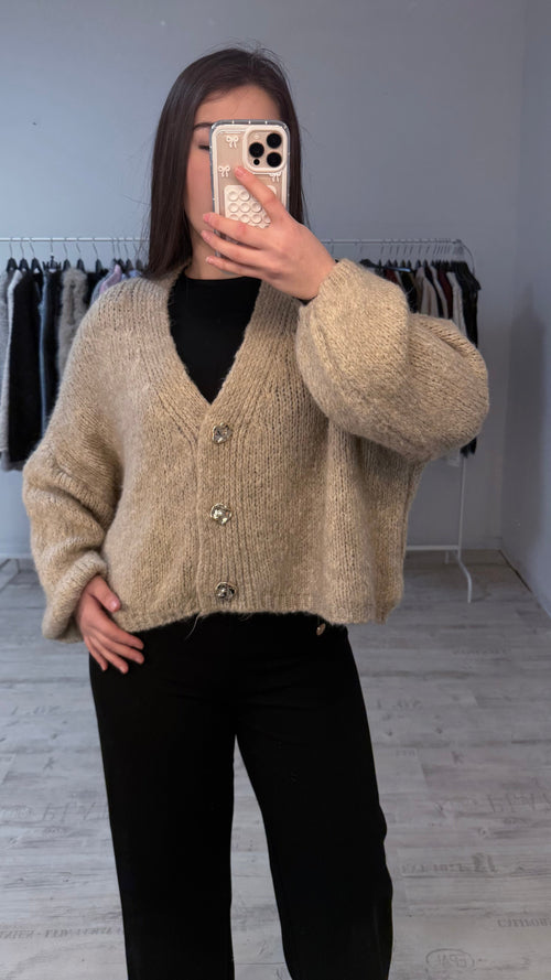 AMARA - Strickjacke mit 3 goldenen Knöpfen