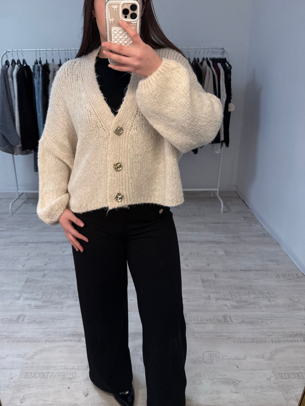 AMARA - Strickjacke mit 3 goldenen Knöpfen