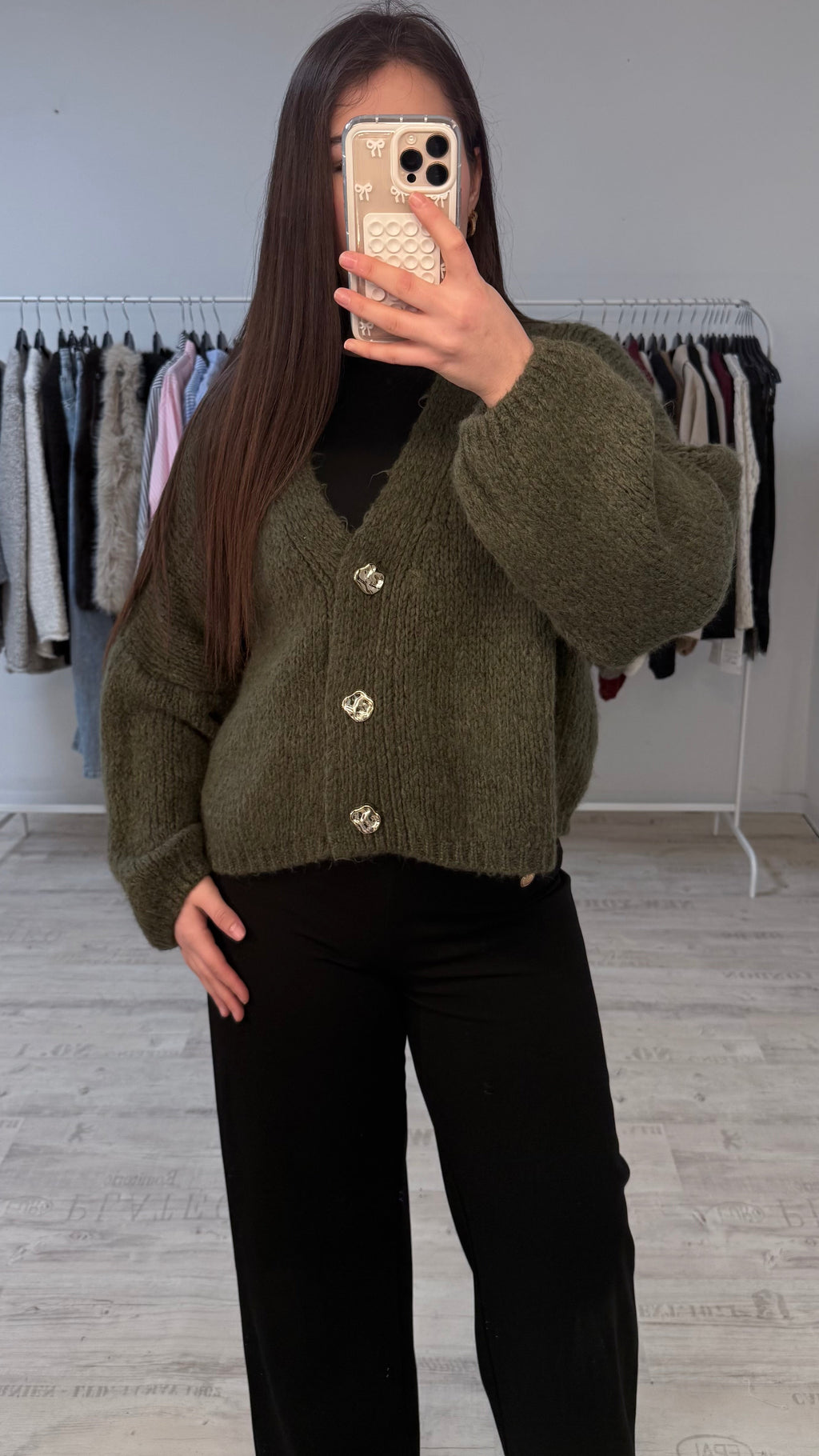 AMARA - Strickjacke mit 3 goldenen Knöpfen