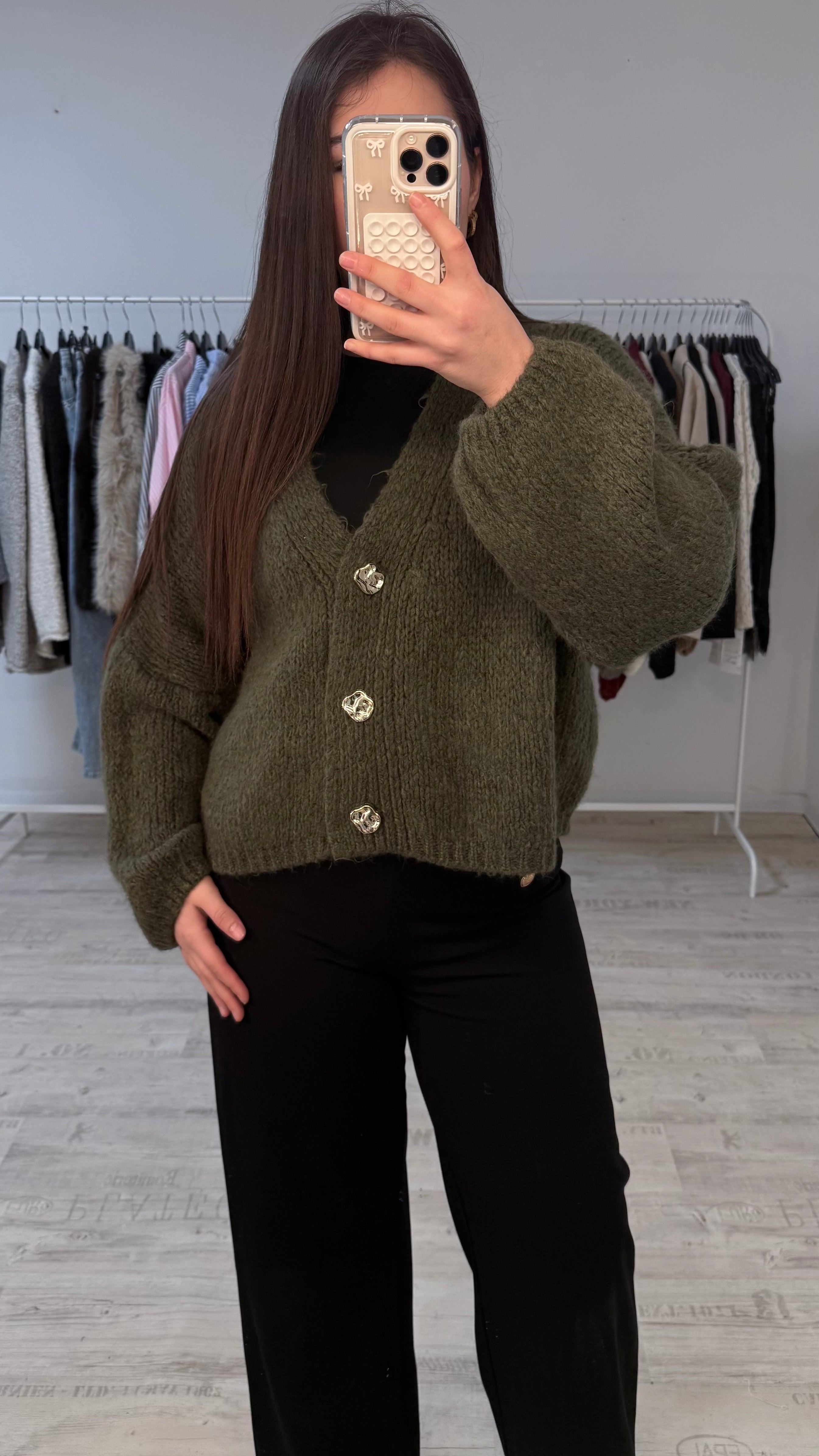 AMARA - Strickjacke mit 3 goldenen Knöpfen